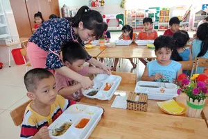 Tăng cường kiểm tra, giám sát an toàn thực phẩm để đảm bảo sức khỏe học sinh. Ảnh minh họa