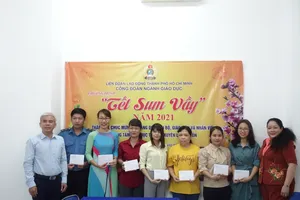 TPHCM: Trao 80 phần quà tết cho cán bộ, giáo viên, nhân viên có hoàn cảnh khó khăn, không có điều kiện về quê đón tết 
