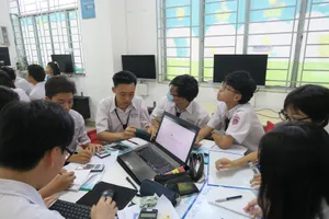 Học sinh tự thiết kế máy rửa tay, giá đỡ laptop trong giờ học môn Hóa