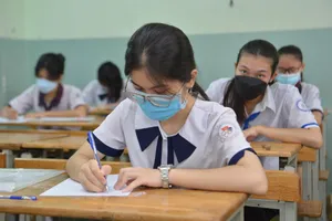 Thí sinh điền thông tin trước giờ làm bài thi môn Ngữ văn tại điểm thi  Trường THCS Colette. Ảnh: CAO THĂNG