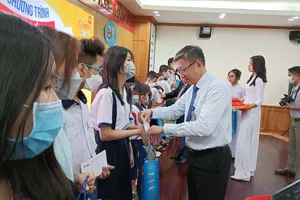 TPHCM: Trao tặng 150 suất học bổng “Cùng em vượt khó đến trường“