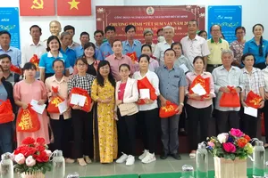 ông đoàn ngành giáo dục TPHCM tặng quà tết cho giáo viên ở huyện Cần Giờ