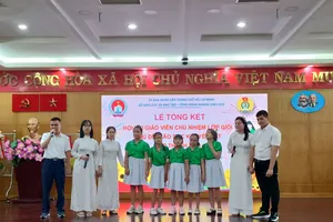 Học sinh Trường Phổ thông đặc biệt Nguyễn Đình Chiểu biểu diễn văn nghệ tại lễ tổng kết Hội thi giáo viên chủ nhiệm lớp giỏi chủ đề giáo dục khuyết tật cấp thành phố năm học 2022-2023