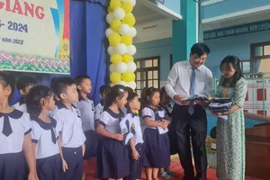 TPHCM: Niềm vui từ những bộ đồng phục mới của học sinh xã đảo