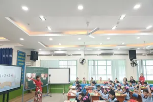 Phụ huynh hào hứng vào lớp "học" cùng con