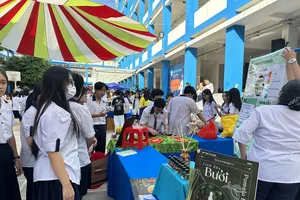 Học sinh tự tin giới thiệu sản phẩm trí tuệ nhân tạo tại Ngày hội STEAM