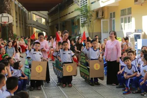 Học sinh lớp 1 "hóa thân" thành những chiến sĩ nhỏ tìm hiểu lịch sử dân tộc 