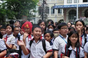 Thí sinh phấn khởi sau khi kết thúc giờ làm bài khảo sát