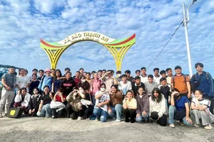 Thí sinh xã đảo Thạnh An vượt biển vào đất liền dự thi tốt nghiệp THPT