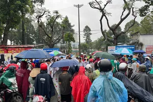 Phụ huynh chờ đón con ở cổng trường 