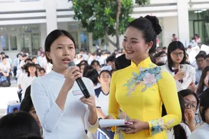 Học sinh đặt câu hỏi tại chương trình tư vấn hướng nghiệp