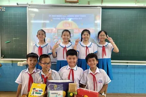 Học sinh lớp 4/3, Trường Tiểu học Nguyễn Huệ (phường Bến Thành) quyên góp giúp học sinh có hoàn cảnh khó khăn