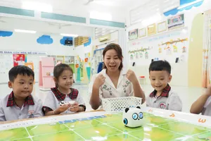 Học sinh Trường Mầm non Họa Mi 2 (phường Chợ Lớn, TPHCM) làm quen robot thông minh