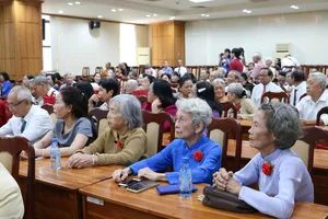 Các nhà giáo lão thành họp mặt nhân kỷ niệm 43 năm Ngày Nhà giáo Việt Nam 20-11