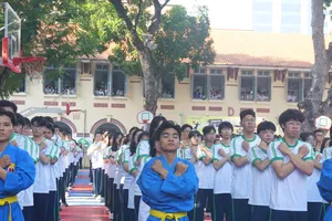 Học sinh Trường THPT Marie Curie (phường Võ Thị Sáu) tham gia đồng diễn vào sáng 1-12