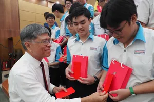 Giám đốc Sở GD-ĐT TPHCM Nguyễn Văn Hiếu động viên các học sinh tham gia kỳ thi chọn học sinh giỏi quốc gia THPT năm học 2025-2026