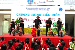 Học sinh "vui hết nấc" khi xem biểu diễn múa rối cạn