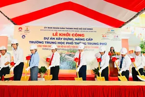 Đại biểu thực hiện nghi thức khởi công dự án xây dựng, nâng cấp Trường THPT Trung Phú. Ảnh: VIỆT DŨNG