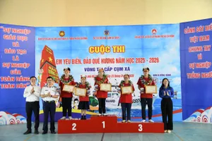 Trao giải cho các thí sinh có thành tích cao nhất của phần thi trực tiếp, vòng thi cấp cụm xã Cuộc thi “Em yêu biển, đảo quê hương” năm học 2025-2026