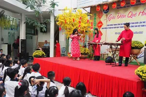 Chuyên đề "Em yêu giai điệu quê hương" do Trường Tiểu học Trần Khánh Dư tổ chức vào sáng 4-2