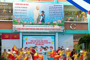 Học sinh biểu diễn cùng các nghệ nhân tại chuyên đề “Tích hợp giáo dục STEAM trong dạy học âm nhạc dân tộc cấp tiểu học" sáng 19-3