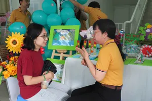 Phụ huynh tìm hiểu về trường lớp tại ngày hội tư vấn tuyển sinh do UBND phường Hòa Hưng tổ chức vào ngày 29-3-2026