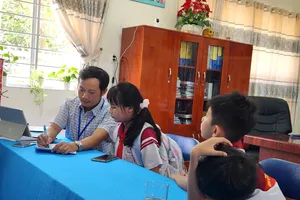 Học sinh tham gia điều tra dịch tễ vào sáng 10-4