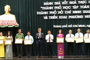 Các cá nhân nhận bằng khen của Chủ tịch UBND TPHCM do có thành tích xuất sắc trong công tác xây dựng Thành phố học tập toàn cầu UNESCO trên địa bàn TPHCM năm 2025