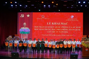 Lãnh đạo Bộ GD-ĐT và UBND TPHCM cùng đại diện Quân khu 7 và các sở, ngành chụp ảnh lưu niệm tại lễ khai mạc hội thao