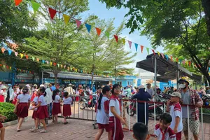 Học sinh Trường Tiểu học Bình Quới Tây sau giờ tan học