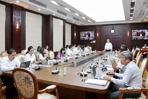 Đồng chí Nguyễn Phước Lộc làm việc với đại diện các sở, ngành, UBND 168 phường, xã, đặc khu về công tác xây dựng trường lớp. Ảnh: DŨNG PHƯƠNG