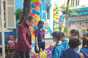 Học sinh Trường Tiểu học Hòa Bình (phường Sài Gòn, TPHCM) tham gia tiết học Toán và Khoa học thực nghiệm bằng tiếng Anh