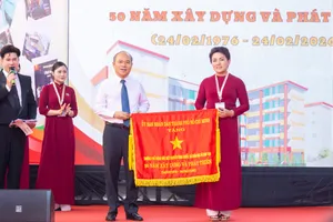 Phó Chủ tịch UBND TPHCM Trần Văn Bảy trao cờ truyền thống của UBND cho đại diện Trường Phổ thông đặc biệt Nguyễn Đình Chiểu.