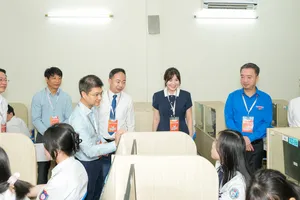 Đại diện ban tổ chức động viên thí sinh trước giờ thi