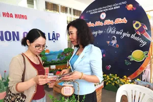 Phụ huynh tham gia Ngày hội tư vấn tuyển sinh đầu cấp năm học 2026-2027 do UBND phường Hòa Hưng tổ chức