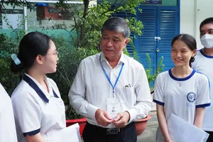 Giám đốc Sở GD-ĐT TPHCM Nguyễn Văn Hiếu động viên thí sinh tại kỳ thi tốt nghiệp THPT năm 2025