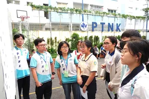 Thí sinh tham dự kỳ thi tuyển sinh lớp 10 Trường Phổ thông Năng khiếu vào sáng 23-5