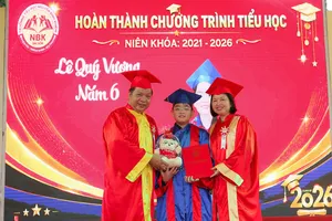 Hiệu trưởng Trường Tiểu học Nguyễn Bỉnh Khiêm (ngoài cùng bên phải) trao chứng nhận hoàn thành chương trình tiểu học cho học sinh lớp 5