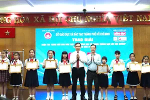 Trao giải cho những học sinh đạt giải thưởng cao của cuộc thi