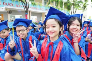 Học sinh khối lớp 5, Trường Tiểu học Trần Hưng Đạo hãnh diện và tự hào trong lễ trưởng thành