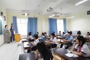 Thí sinh làm thủ tục dự thi lớp 10 tại điểm thi THCS Đống Đa. Ảnh: THU TÂM
