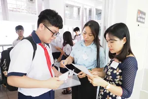 Thí sinh làm thủ tục dự thi lớp 10 tại điểm thi THCS Đống Đa (phường Thạnh Mỹ Tây) vào sáng 31-5