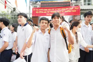 Thí sinh phấn khởi ra về sau khi kết thúc giờ làm bài môn Ngoại ngữ tại điểm thi THCS Võ Trường Toản. Ảnh: THU TÂM