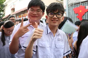 Thí sinh tự tin ra về sau khi kết thúc ngày thi đầu tiên tại điểm thi THCS Võ Trường Toản (phường Sài Gòn). Ảnh: THU TÂM.