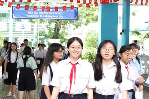 Thí sinh kết thúc giờ làm bài môn Toán tại điểm thi THCS Bàn Cờ. Ảnh: THU TÂM.
