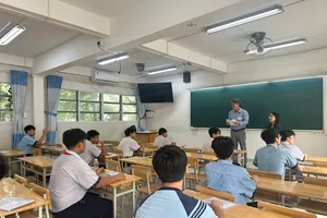 Thí sinh tham dự kỳ thi tuyển sinh lớp 10 tại điểm thi Trường THPT Phước Long (phường Phước Long)