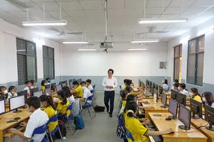 Học sinh Trường THPT chuyên Lê Hồng Phong (phường Chợ Quán) trong một giờ học