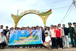 Học sinh xã đảo Thạnh An chụp hình kỷ niệm trước khi rời đảo vào đất liền dự thi tốt nghiệp THPT vào sáng 10-6