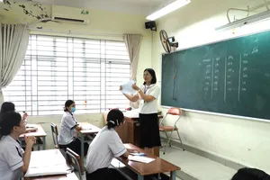 Cán bộ coi thi sinh hoạt quy chế thi tại điểm thi THPT Gia Định. Ảnh: THU TÂM
