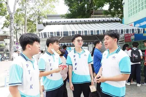 Thí sinh phấn khởi sau khi hoàn thành bài thi môn Ngữ văn tại điểm thi Trung học thực hành Sài Gòn. Ảnh: THU TÂM